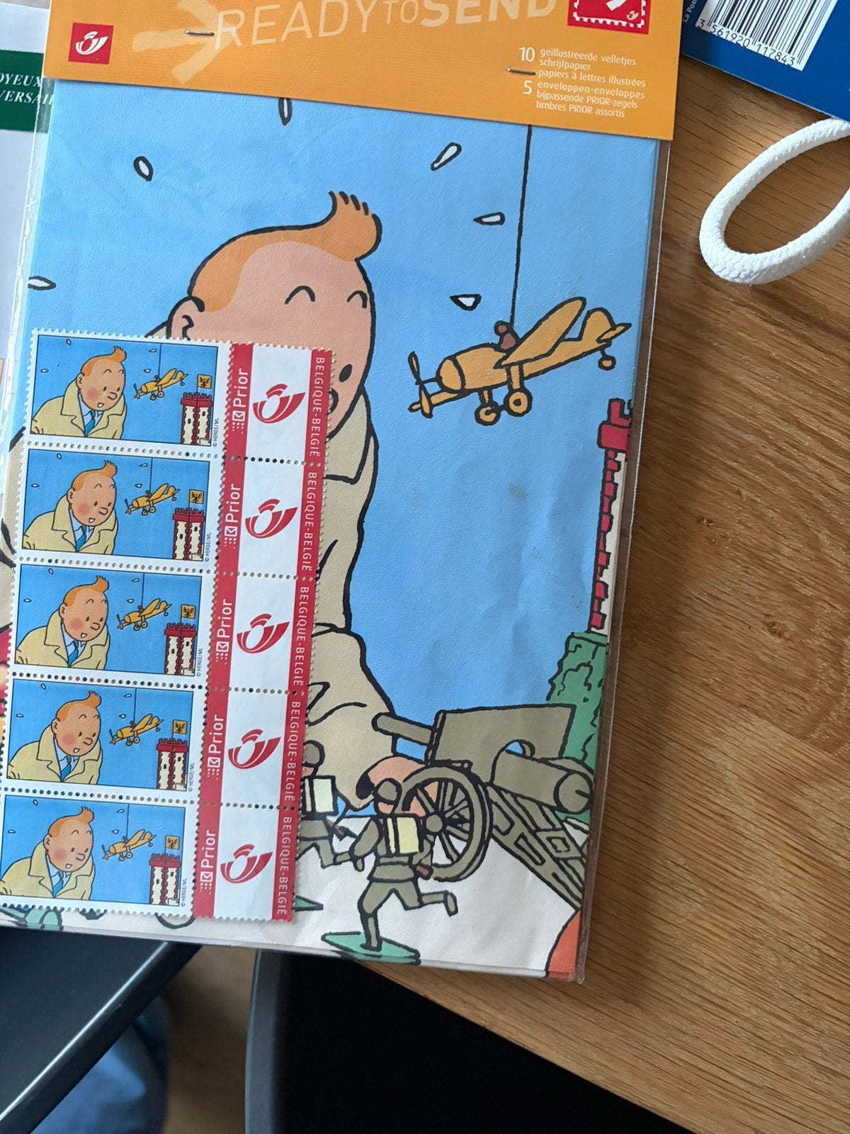 5 postzegels en schrijfset Kuifje, Verzamelen, Ophalen of Verzenden, Kuifje, Zo goed als nieuw
