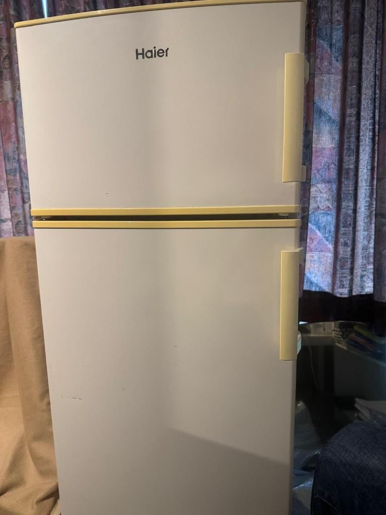 Haier Koelkast Wit, Ophalen, 150 tot 200 liter, Refurbished, 140 tot 160 cm
