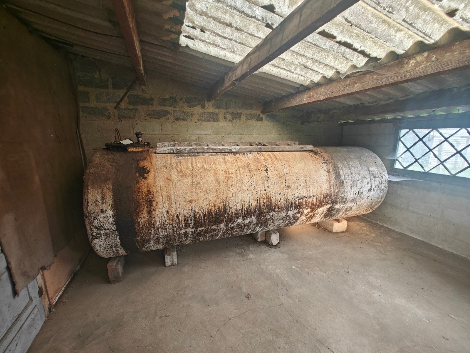 Mazout Tank, Enlèvement