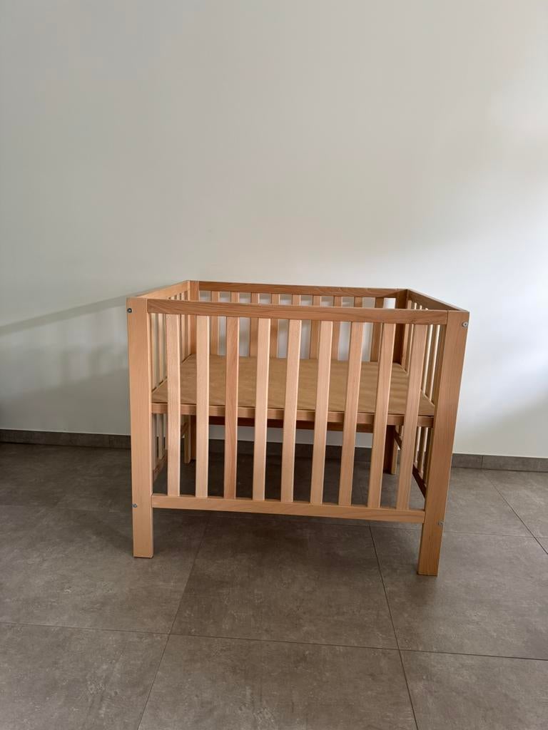 Houten babybox compleet – incl. matras & boxkleed, Ophalen, Zo goed als nieuw, Rond, In hoogte verstelbaar