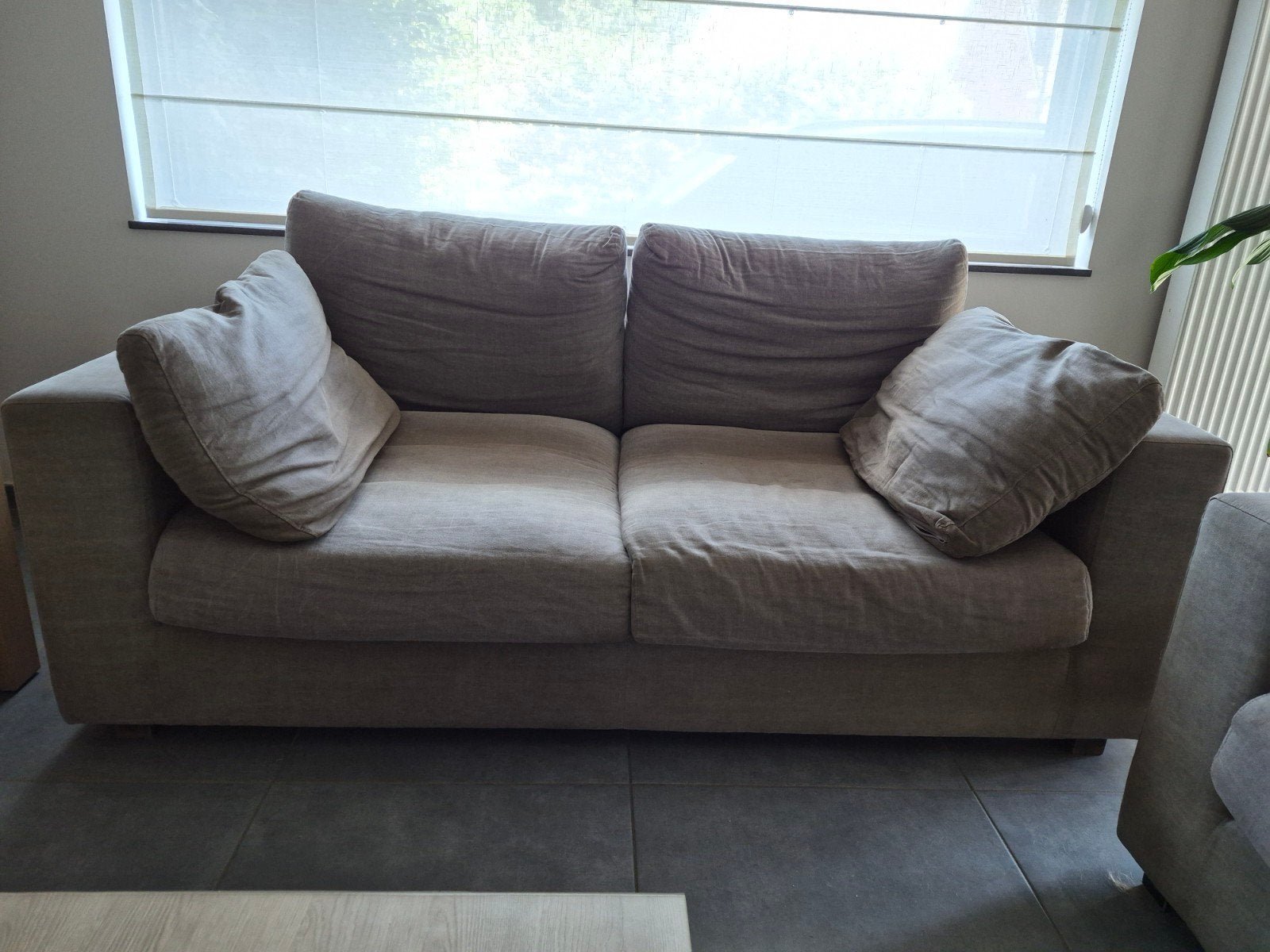 grijze zetel (2,5 zit), Huis en Inrichting, Zetels | Zetels, Gebruikt, 100 tot 125 cm, 150 tot 200 cm, Driepersoons