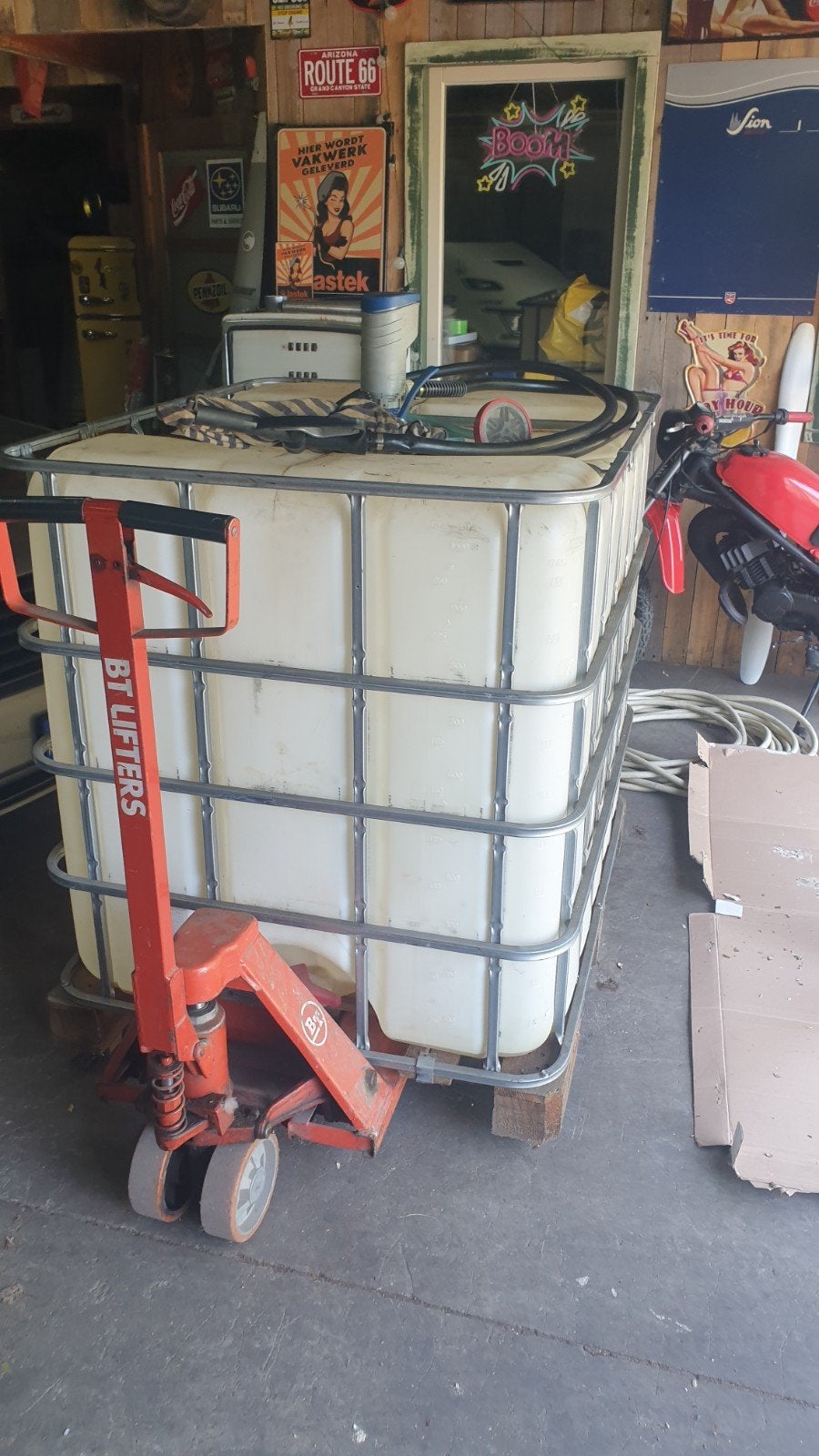 Ibc container met vloeistofpomp, Ophalen