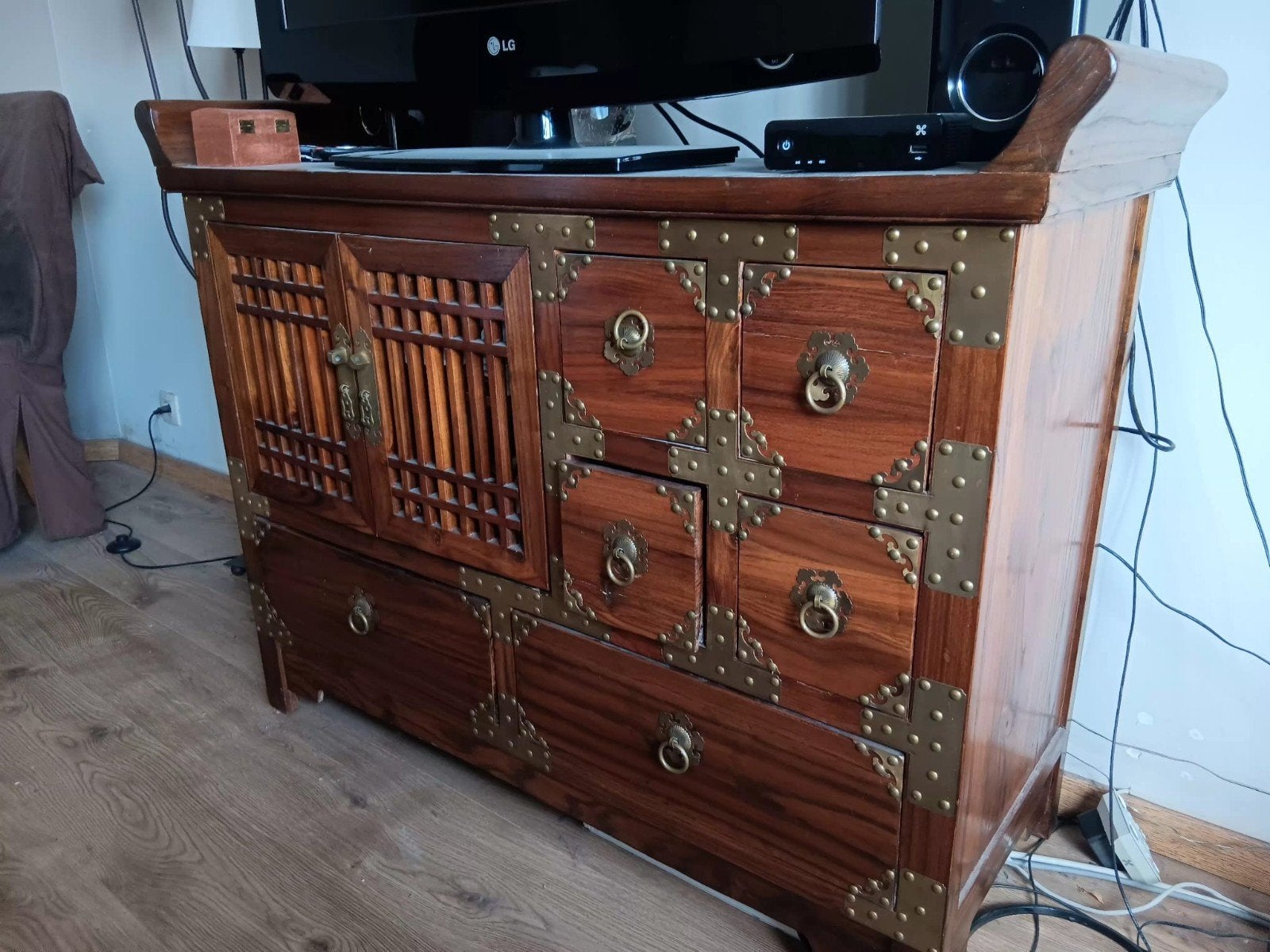 Houten dressoir of kast in Indiase stijl, Ophalen