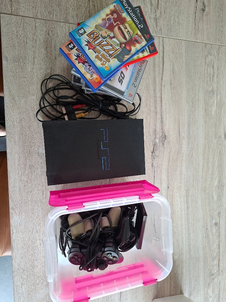 PS2 Fat Console + 3 controllers, 4 Buzz Buzzers & 6 games!, Consoles de jeu & Jeux vidéo, Phat, Avec 3 manettes ou plus, Enlèvement