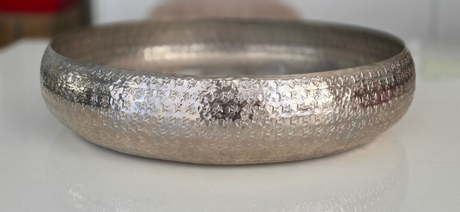 Grote gehamerde zilverkleurige schaal 40 cm, Ophalen of Verzenden, Metaal, Schaal