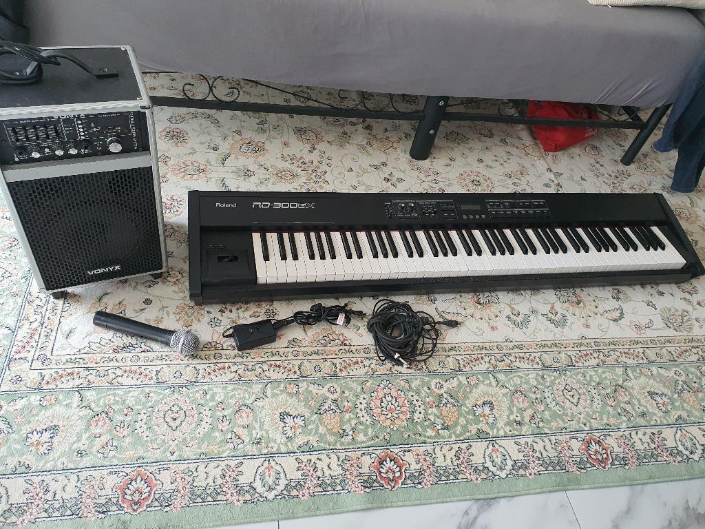 Système audio mobile Roland RD-300GX et Vonyx ST080, Musique & Instruments, Pianos, Comme neuf, Piano, Noir, Digital, Brillant
