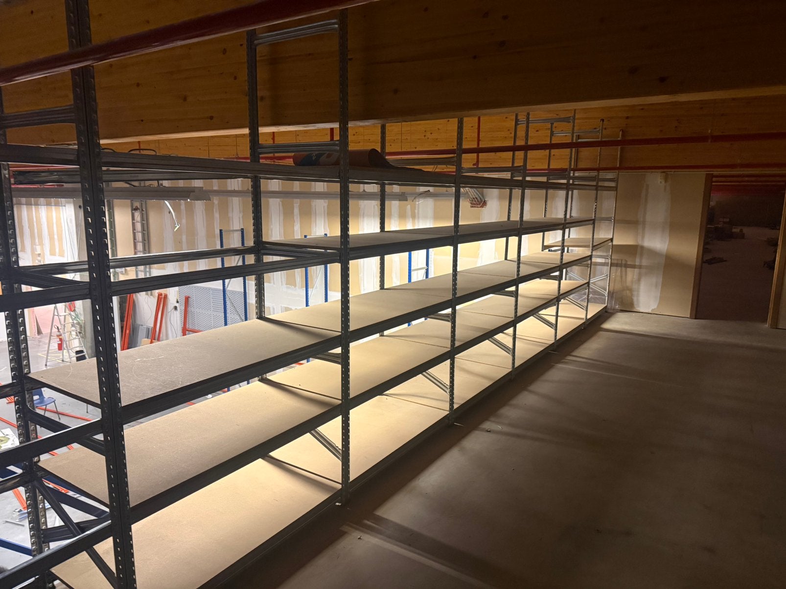 Wand stelling 60 cm diep / magazijn stelling, Articles professionnels, Aménagement de Bureau & Magasin | Entrepôt, Rayonnage & Stockage