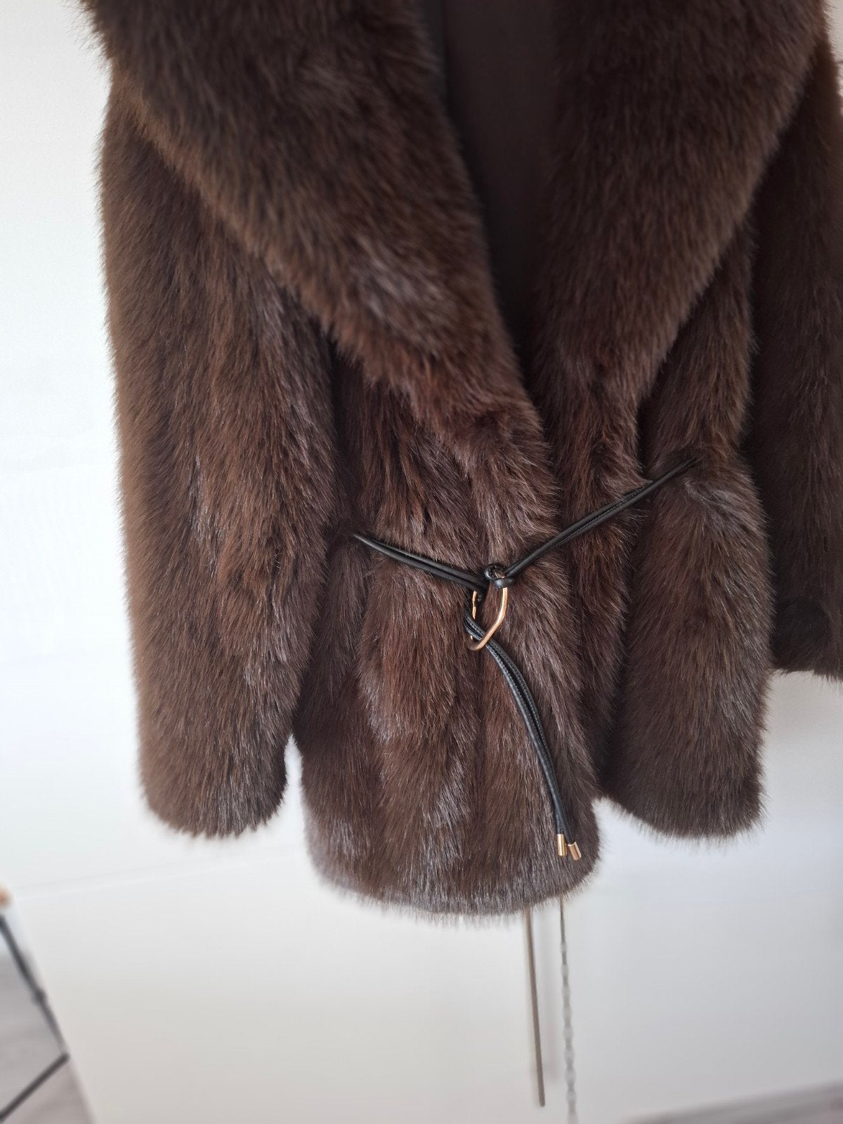 Veste fausse fourrure, Enlèvement