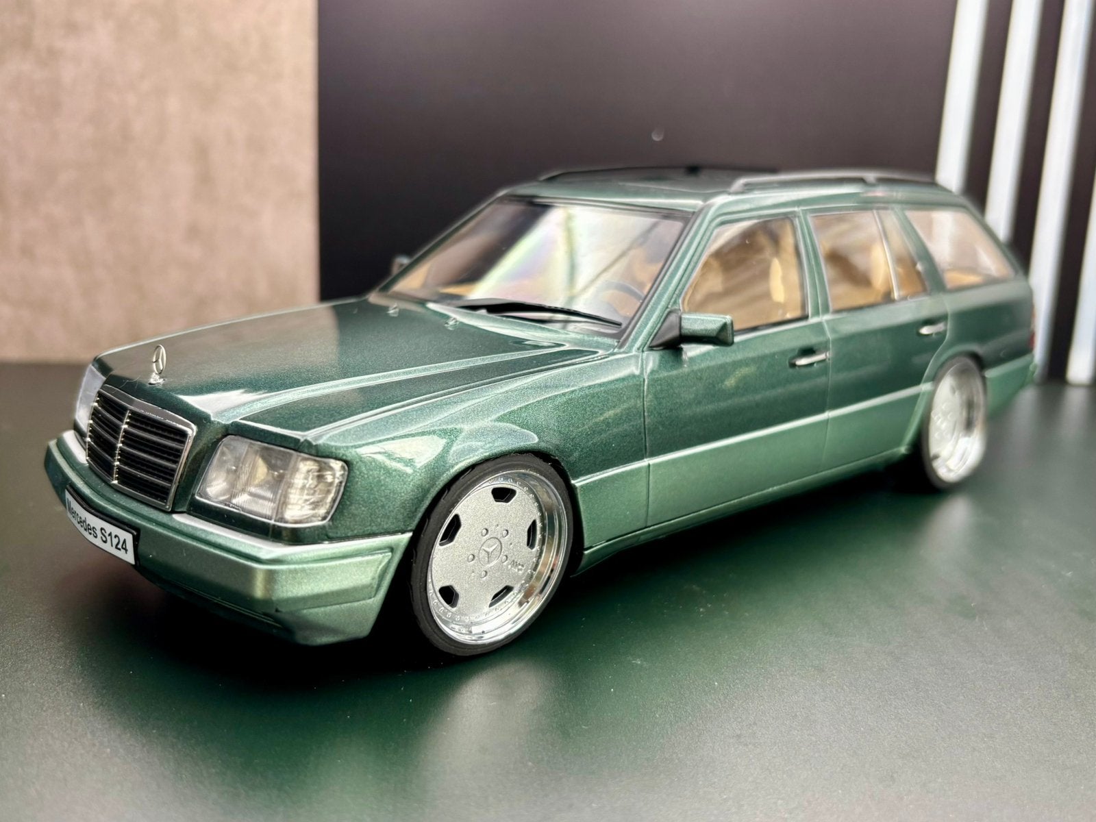 1:18 Mercedes E-class t- model 1995, Ophalen of Verzenden, Zo goed als nieuw