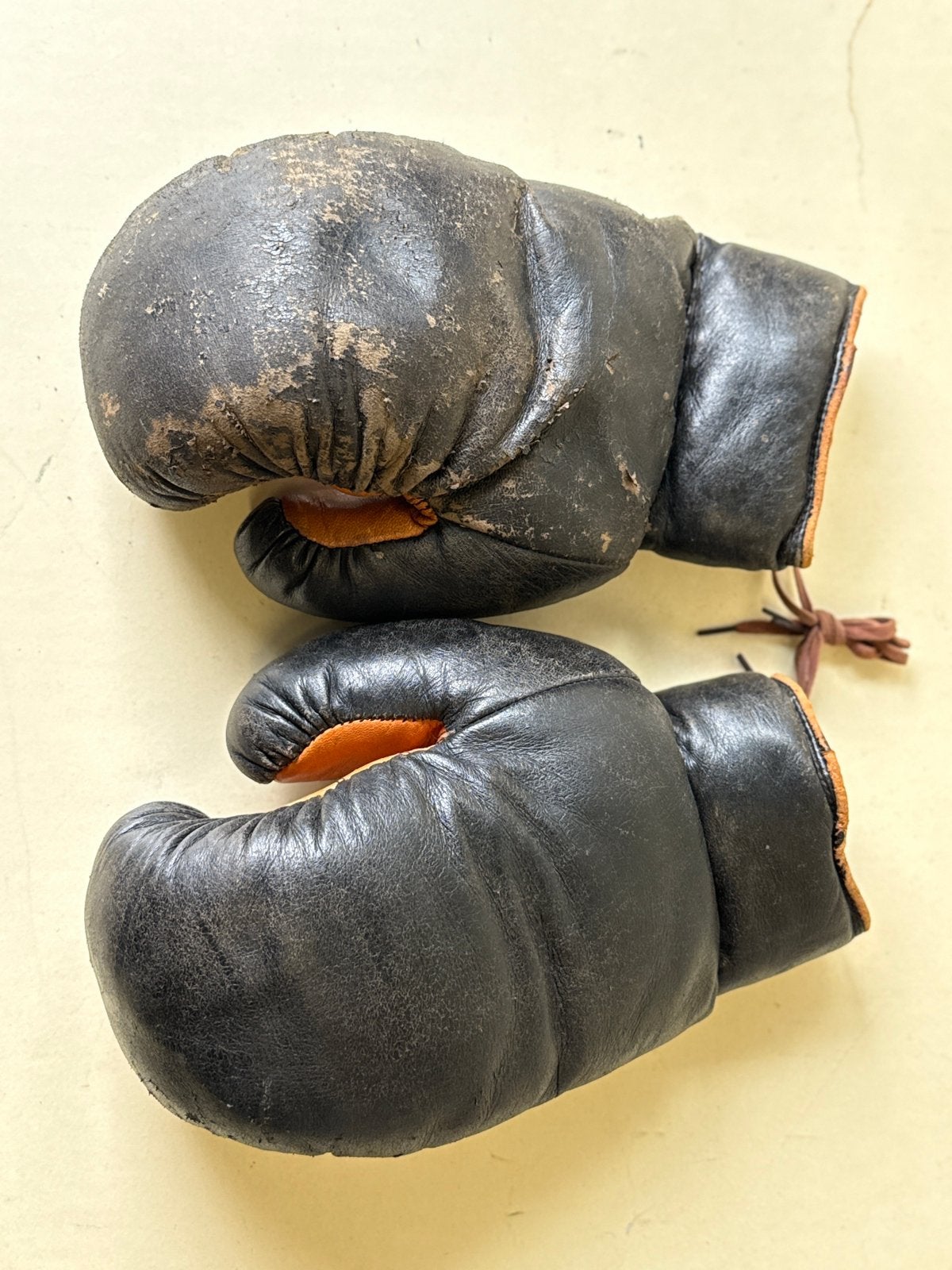 GANTS DE BOXE VINTAGE À LACETS – DÉCORATION / COLLECTION, Enlèvement, Utilisé, Gants de boxe
