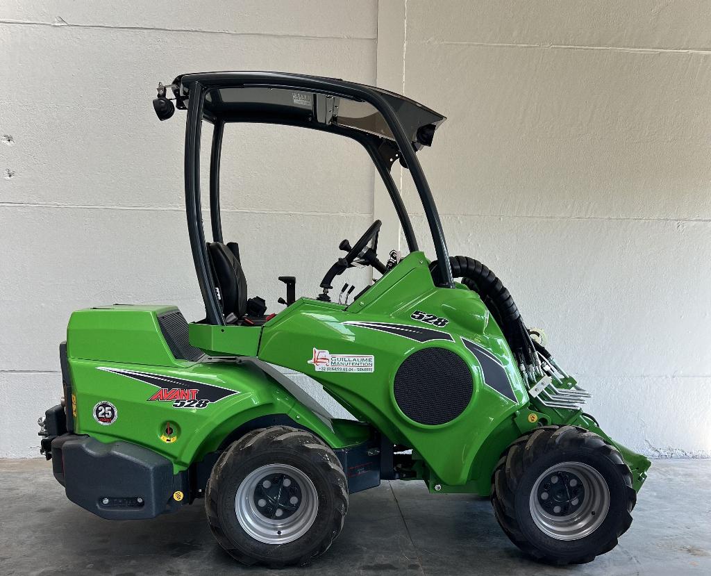 Mini chargeur Avant 528TDL, Articles professionnels, Machines & Construction | Grues & Excavatrices, Enlèvement