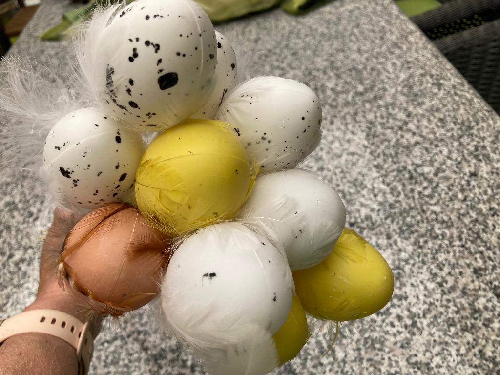 Gekleurde paaseieren op houten prikkers, Diversen, Ophalen of Verzenden, Nieuw