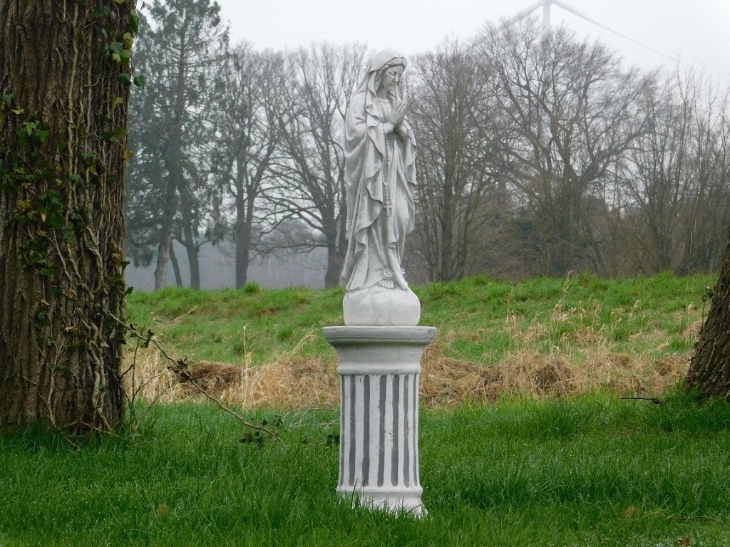 Beeld Maria op Ronde Sokkel - 135 cm - Steen, Tuin en Terras, Ophalen of Verzenden, Steen, Mensenbeeld