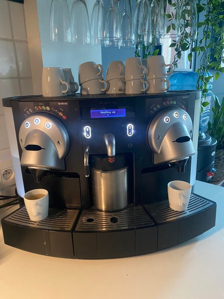 Nespresso Gemini CS220 PRO, Elektronische apparatuur, Koffiezetapparaten, Gebruikt, Koffiepads en cups, Koffiemachine, 10 kopjes of meer