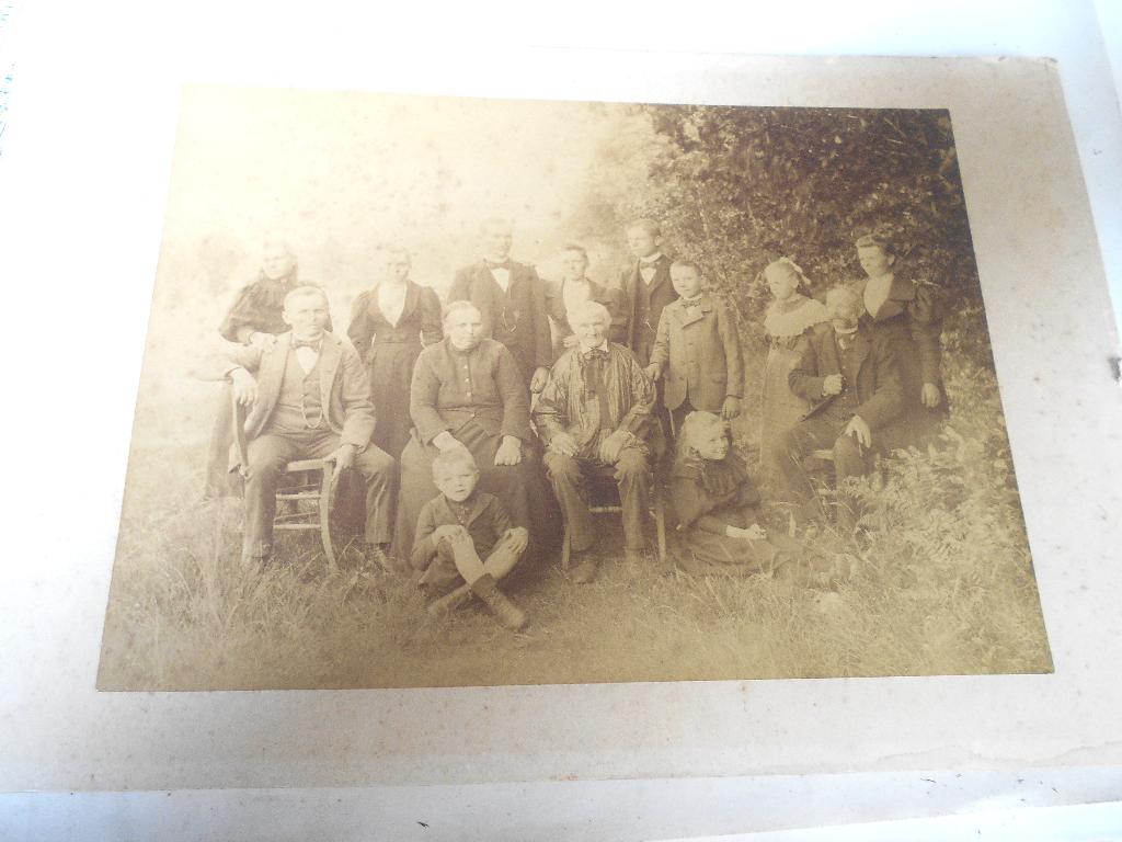 ancienne photo de famille collée sur carton, Enlèvement ou Envoi, Utilisé, Autres sujets/thèmes, Photo