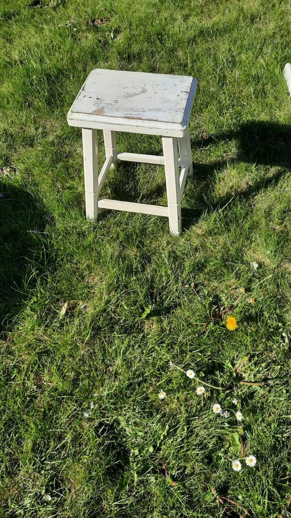 Tabouret blanc, Enlèvement ou Envoi, Bois