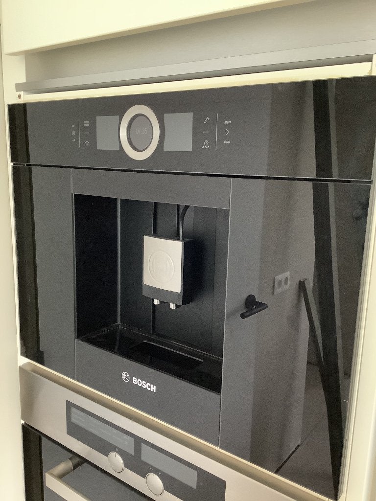 Inbouw volautomatische koffiemachine bosh + melkopschuimer, Ophalen, Gebruikt, 10 kopjes of meer, Koffiemachine