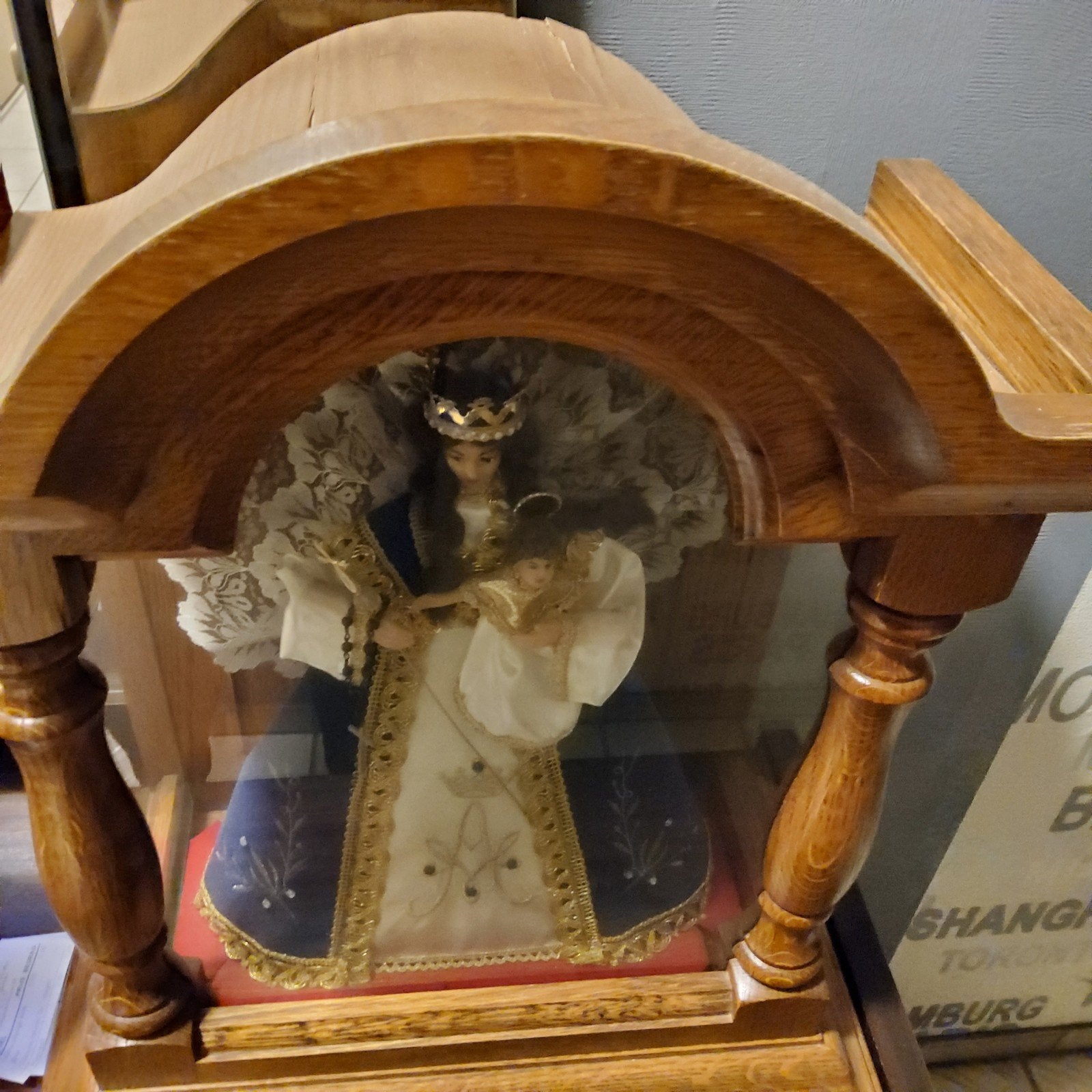 belle femme dans la chapelle, Enlèvement