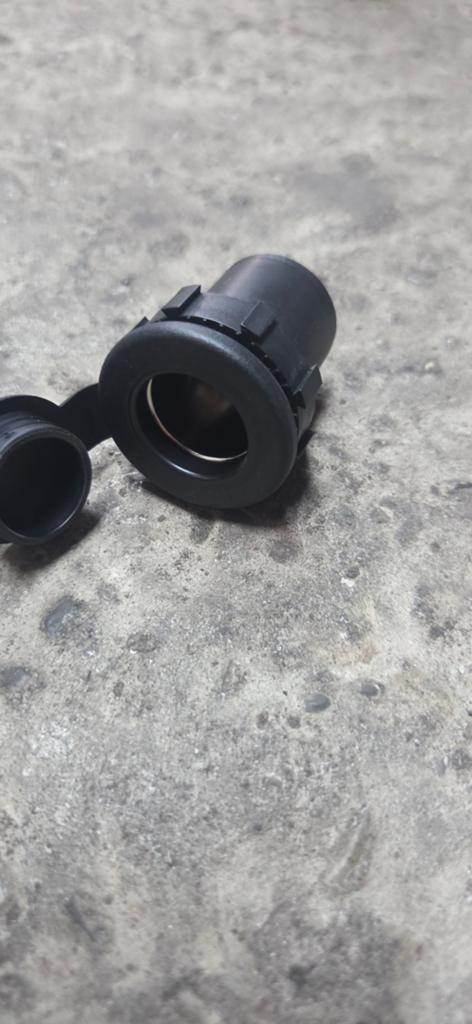12 volt oplaad socket universeel, Motoren, Ophalen of Verzenden, Zo goed als nieuw