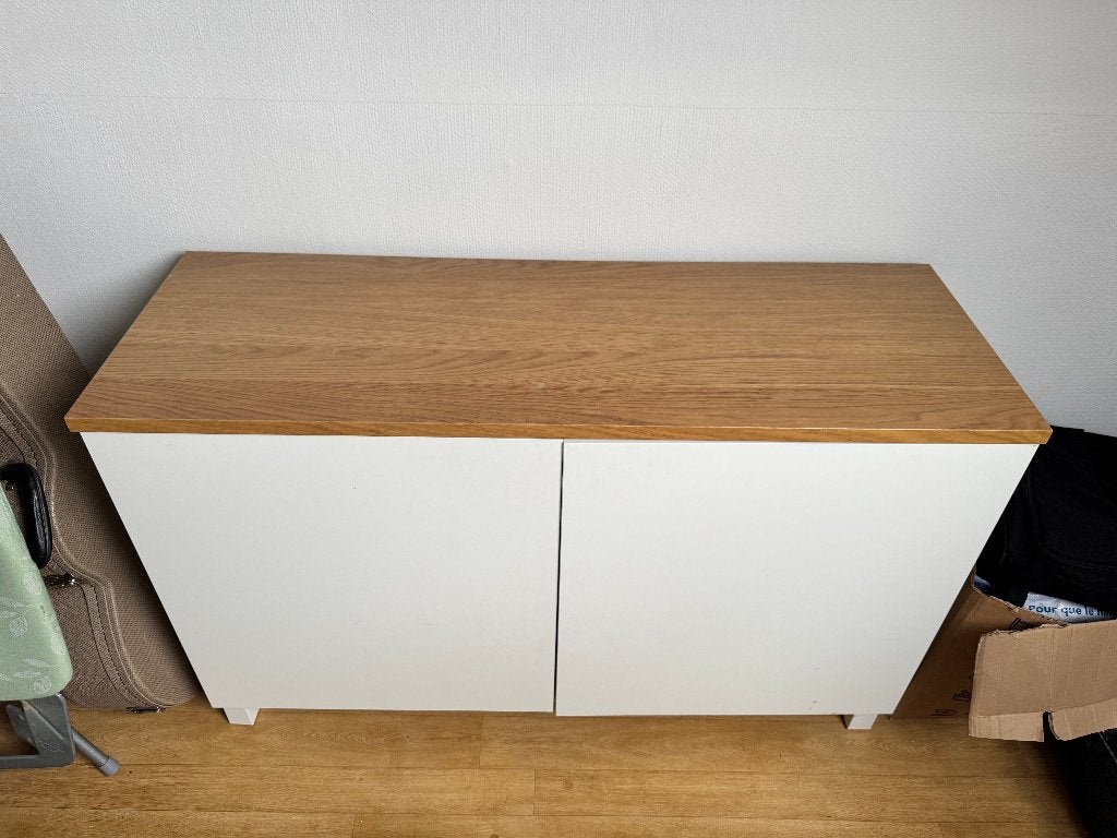 Buffet IKEA blanc avec plateau effet chêne – Très bon état, Maison & Meubles, Armoires | Buffets, Enlèvement, Chêne