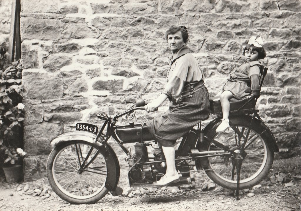 FOLKLORE -  Moeder en Kind op oude Moto, Verzamelen, Postkaarten | Themakaarten, Verzenden, 1980 tot heden, Gelopen, Voertuig