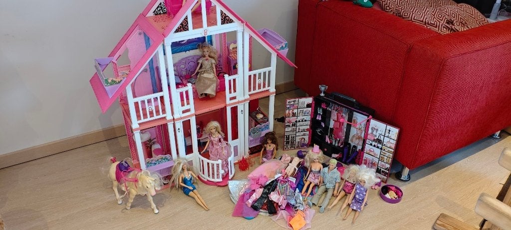 Barbie's California Dreamhouse met paard en allerlei extra's, Ophalen, Zo goed als nieuw, Poppenhuis
