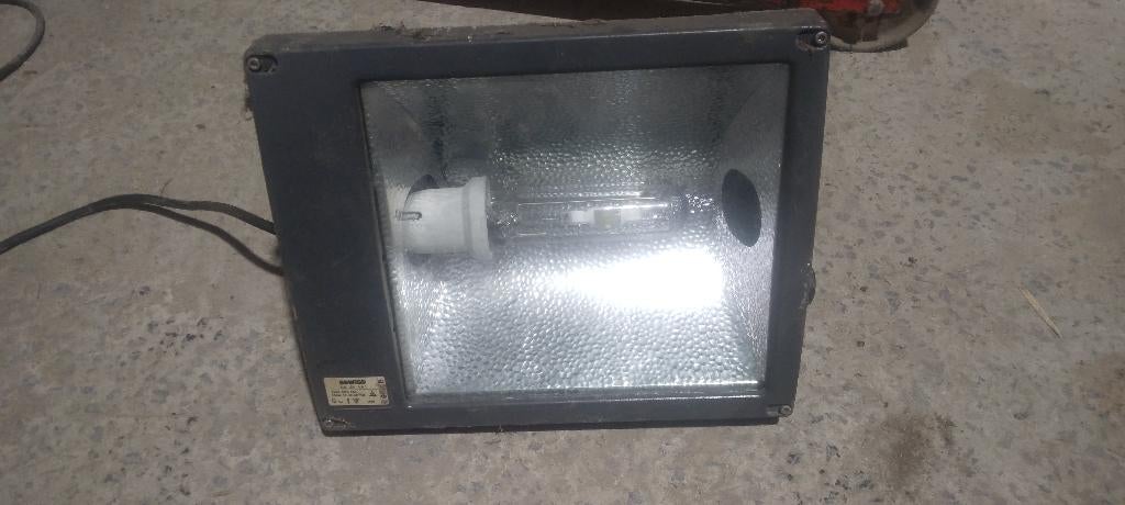 eclairage atelier halogene, Bricolage & Construction, Éclairage de chantier, Enlèvement, Utilisé, 200 à 500 watts, Lampe avec luminaire