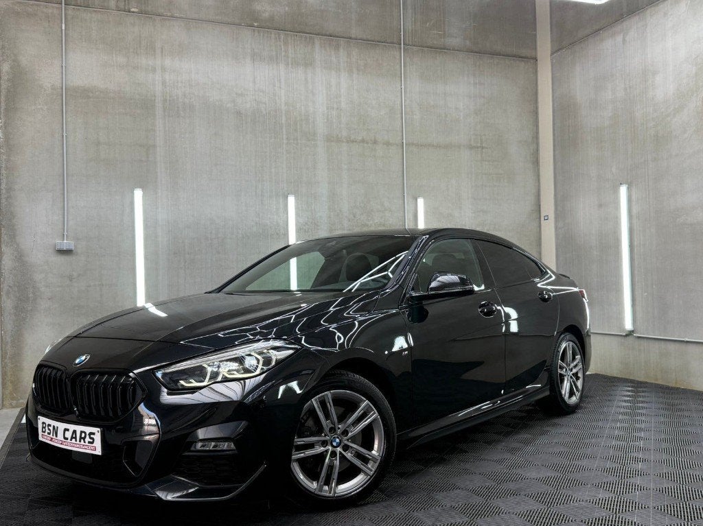 BMW 218i/MPACKET/CARPLAY/1EIGENAAR/GARANTIE, Auto's, Leder en Stof, Zwart, 5 zetels, Onderhoudsboekje