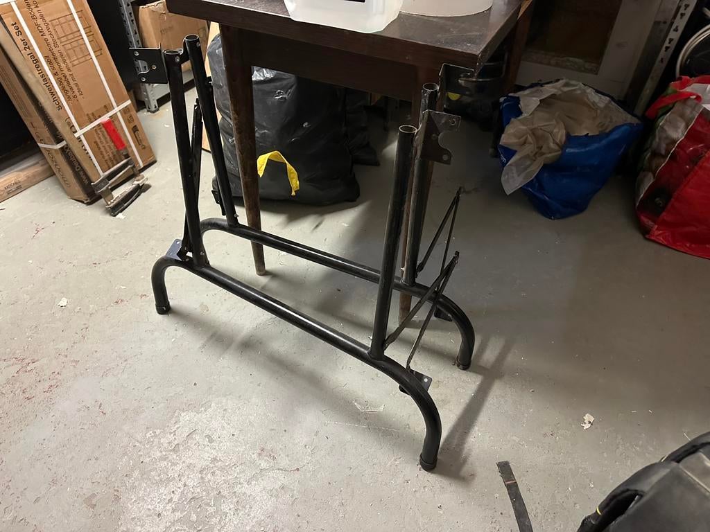 Pied de table. Tafel voeten, Enlèvement, Comme neuf