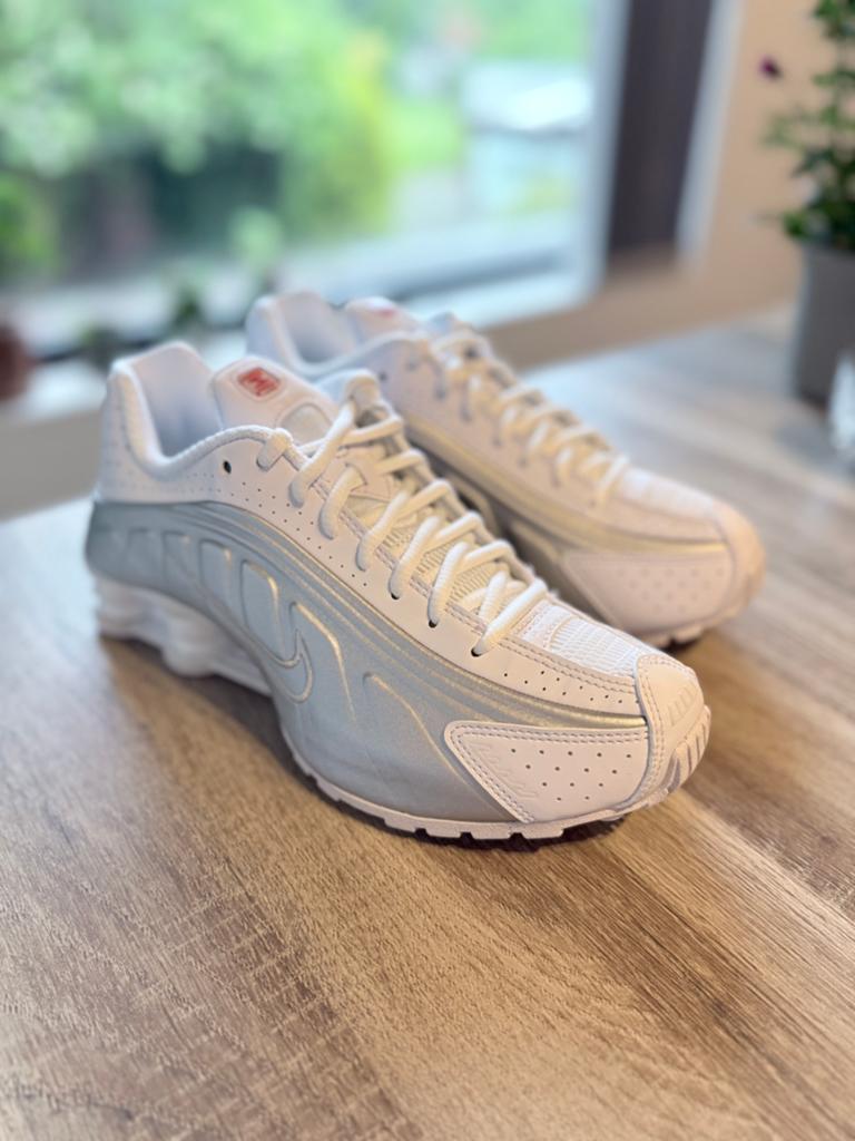 Nike Shox R4 Taille 38.5, Neuf, Enlèvement ou Envoi, Sneakers et Baskets, Blanc