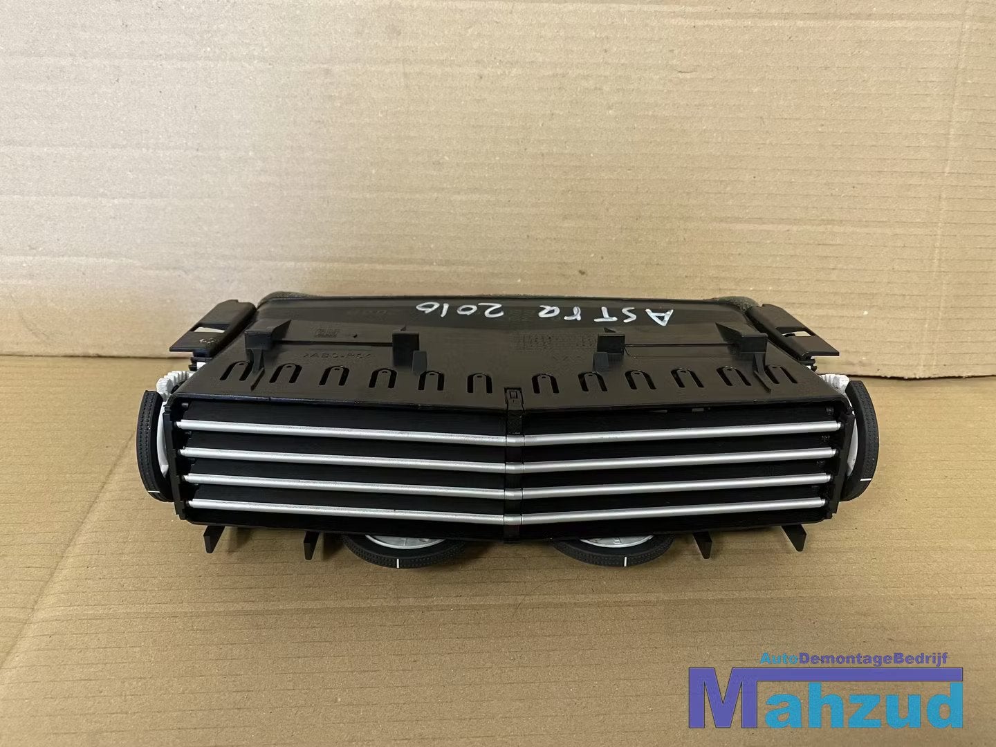 OPEL ASTRA H Grijs dashboaurd midden luchtrooster 2004-2010, Opel Automobile GmbH, Opel, Bahnhofsplatz 1
65423  Russelsheim am Main, DE