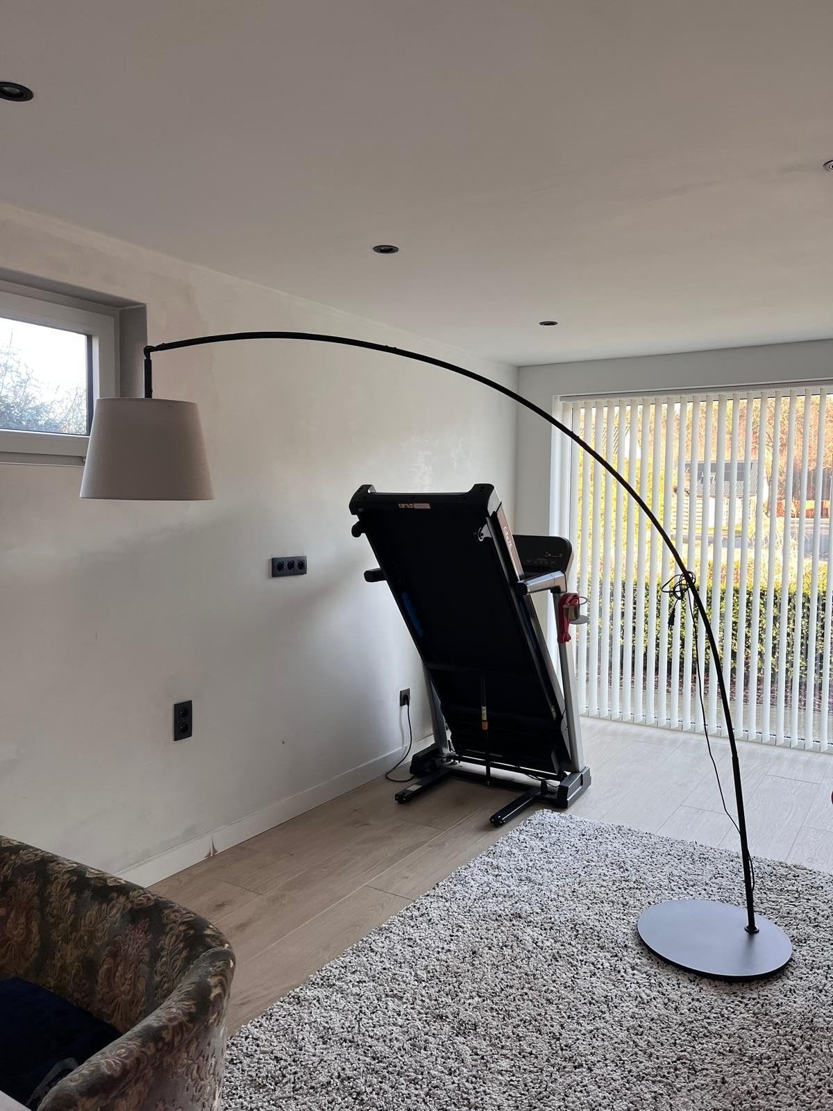 Lampe à arc sur pied, gris clair à l'état neuf !, Maison & Meubles, Enlèvement, Comme neuf, 10 à 30 watts, IKEA