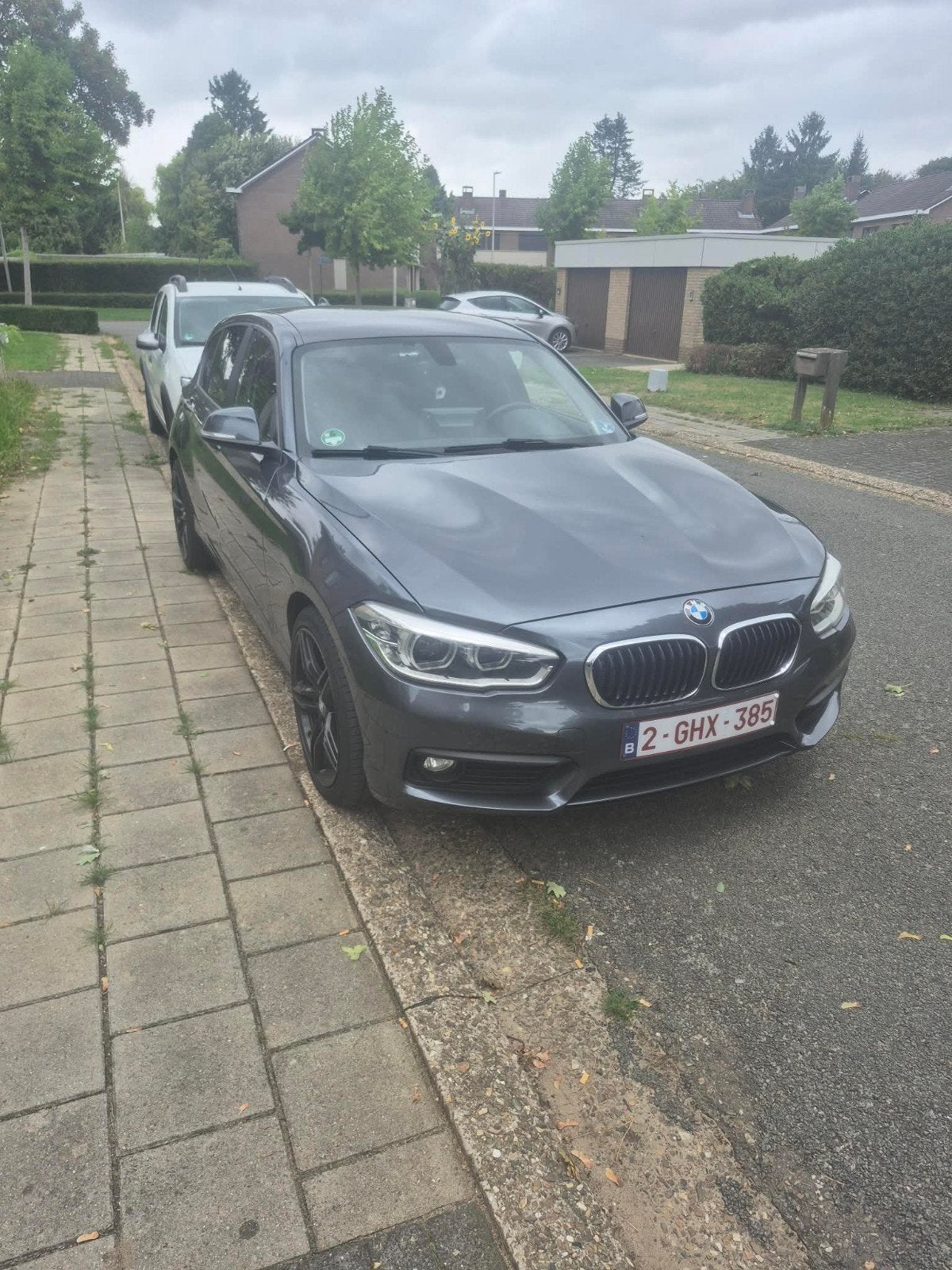 bmw 118i lage kms, Autos, BMW, Cuir, Argent ou Gris, Achat, Boîte manuelle