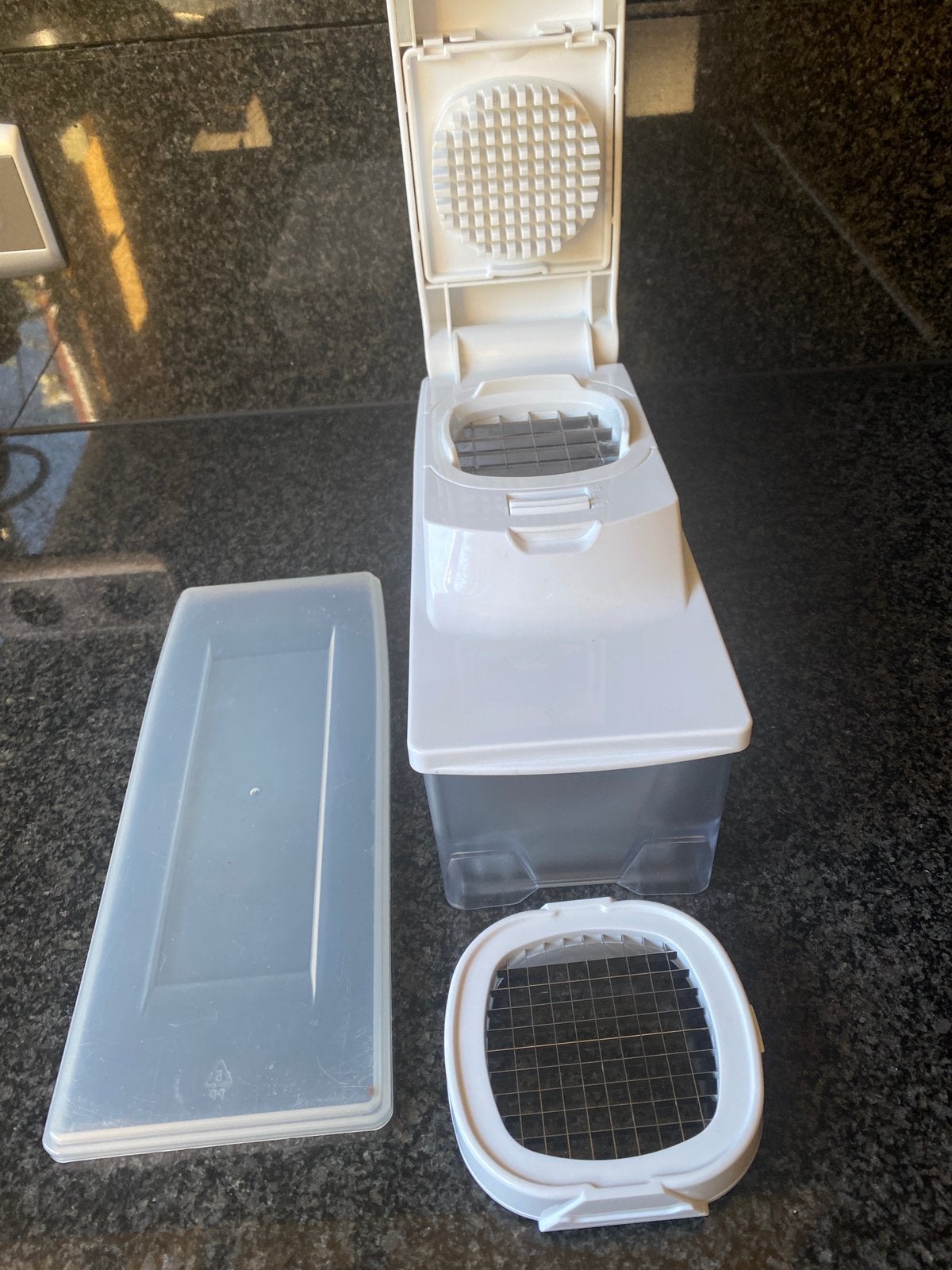Friet snijder met deksel afdekbaar voor bewaren ijskast, Ophalen of Verzenden, Zo goed als nieuw