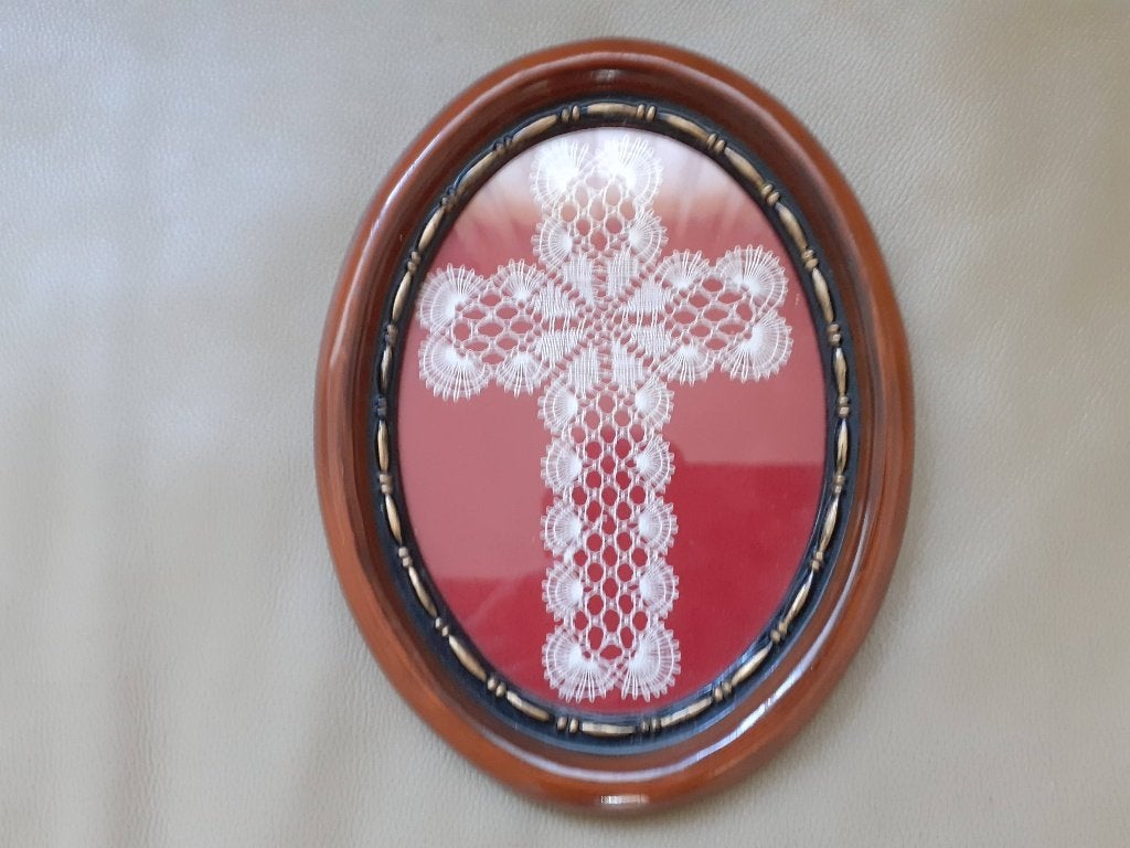 Kanten kruis in mooi kadertje, Antiek en Kunst, Ophalen