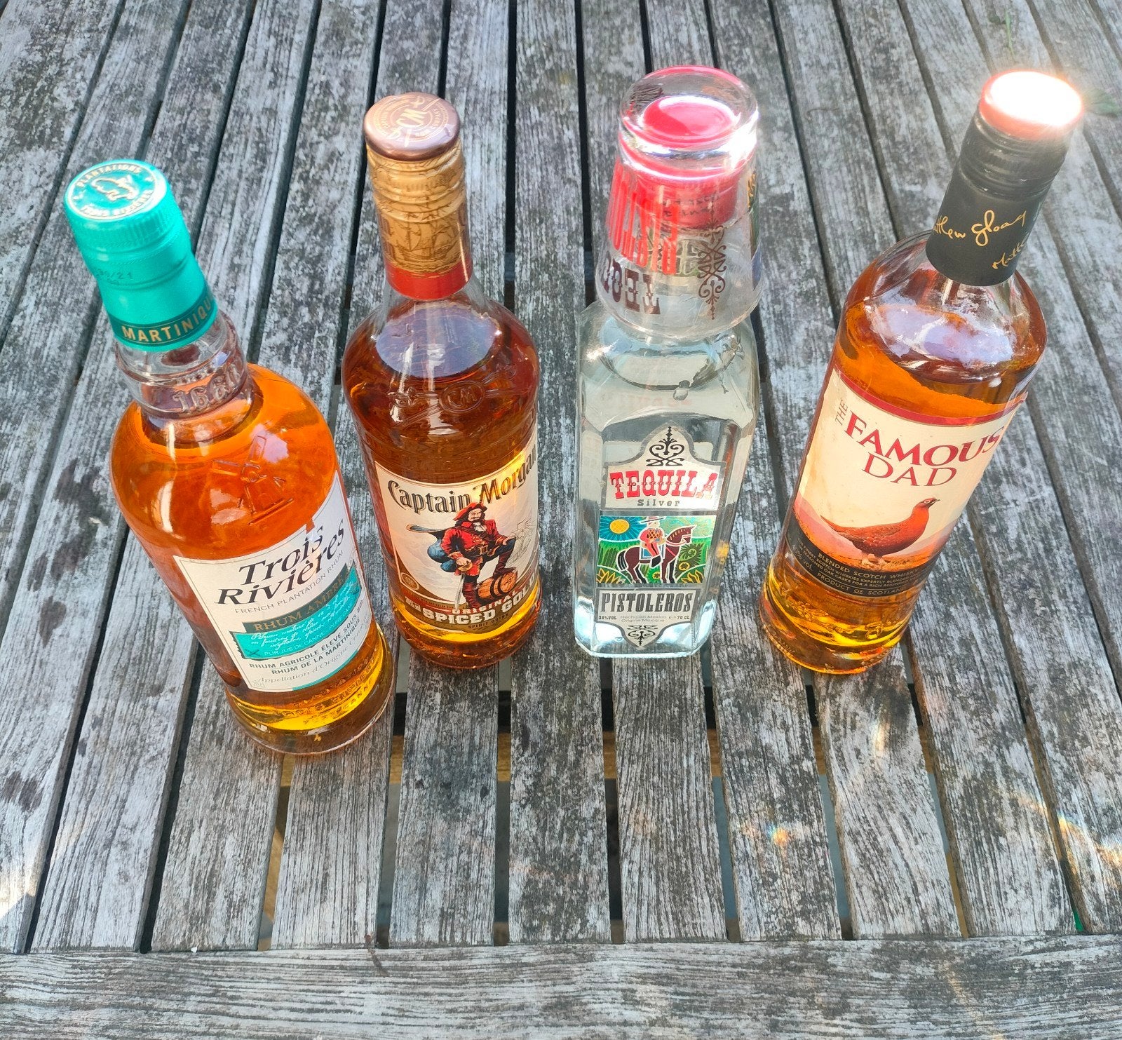 vier flessen sterke drank te koop, Enlèvement