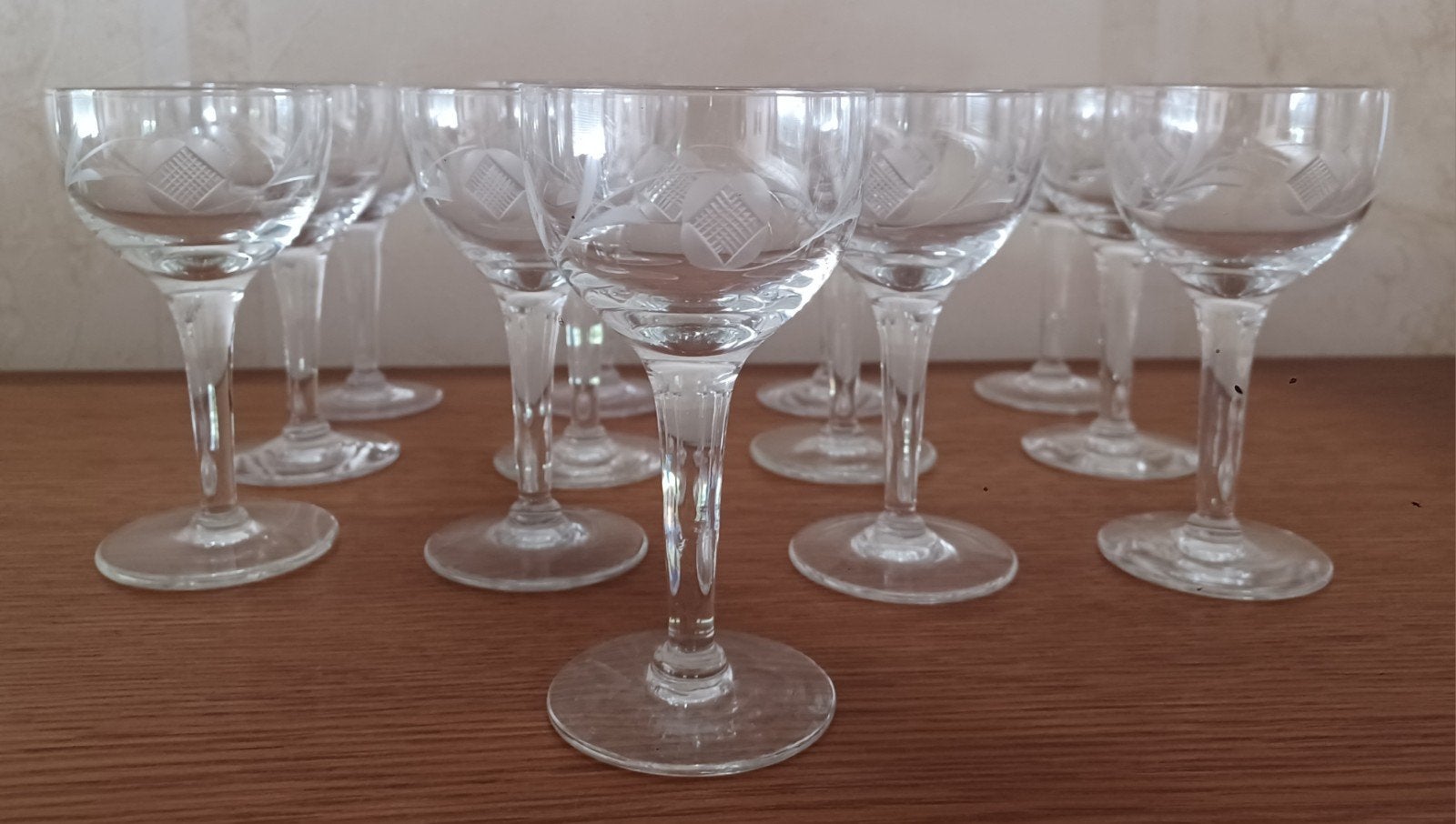 Lot van 13 gegraveerde kristallen wijnglazen., Antiek en Kunst, Antiek | Glaswerk en Kristal, Ophalen