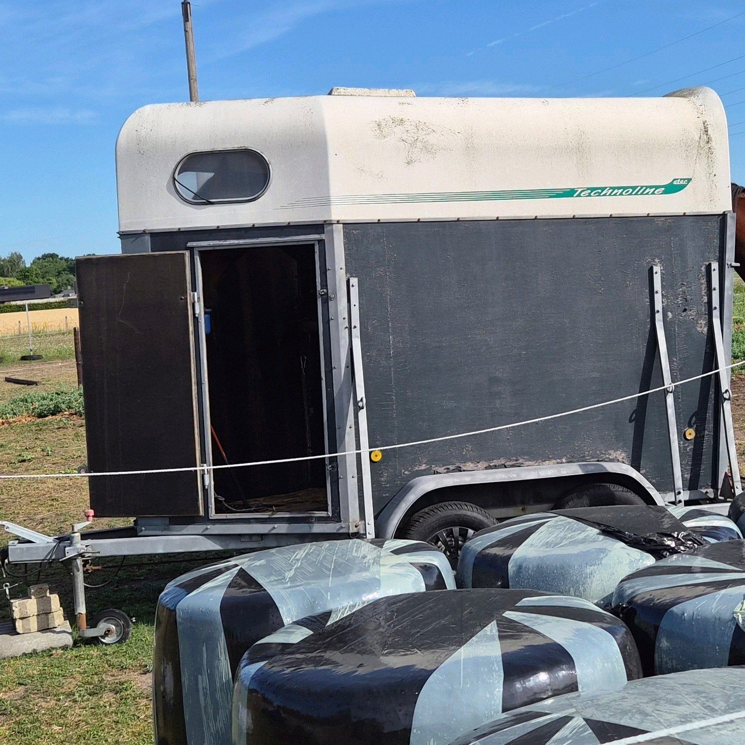 Atec 1.5 paardstrailer, Dieren en Toebehoren, Paarden en Pony's | Trailers en Aanhangwagens, Ophalen, Gebruikt, Hout, 1½-paards trailer