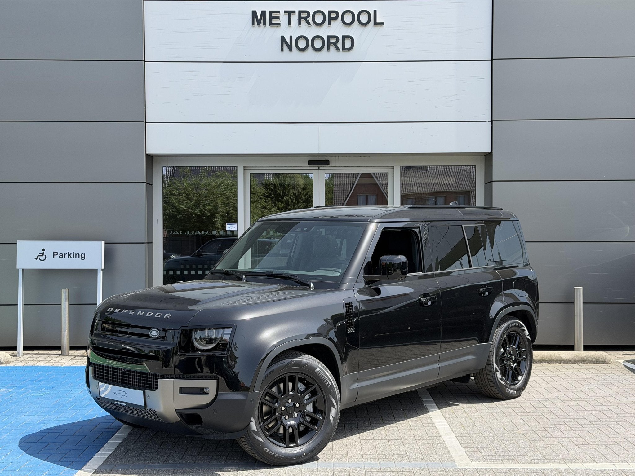 Land Rover Defender // P300e S, Automaat, 300 pk, Zwart, 5 deurs