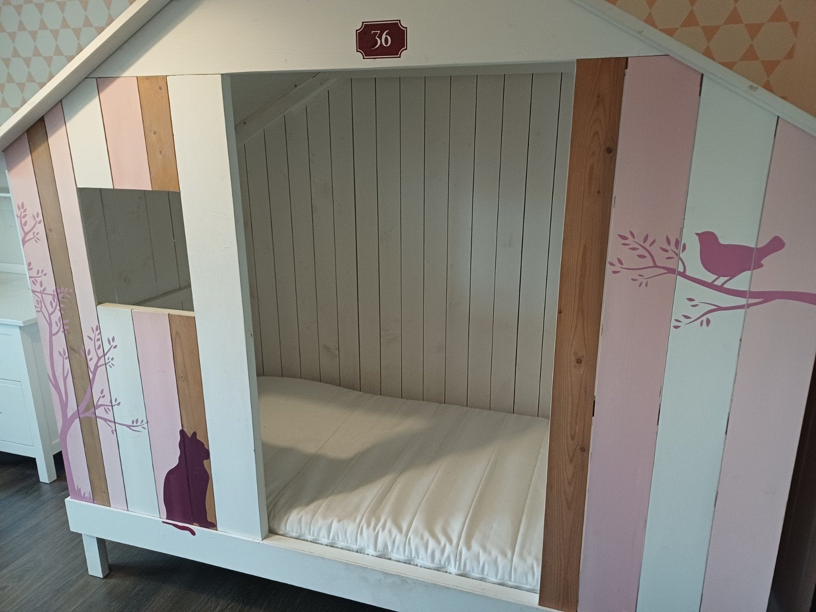 meisjesbed/bedhuisje, Ophalen, Zo goed als nieuw, Lattenbodem