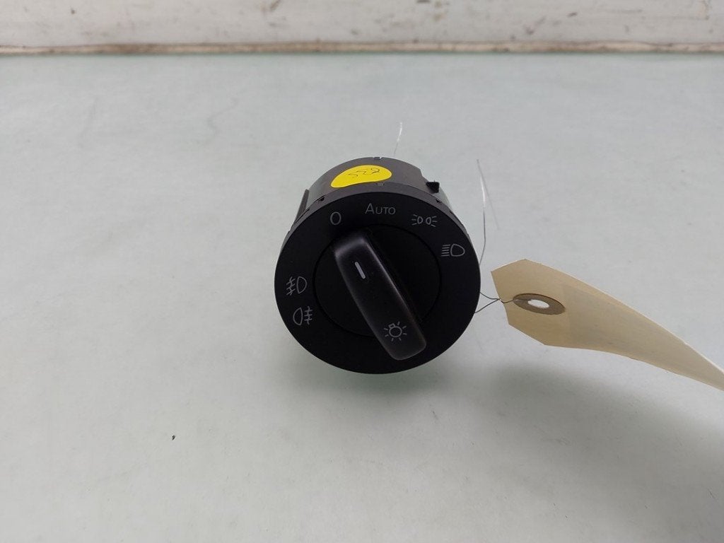 INTERRUPTEUR D'ECLAIRAGE Skoda Citigo (01-2011/08-2019), Autos : Pièces & Accessoires, Utilisé, Info@skoda-auto.de, Skoda, Max-Planck-Straße  3-5
64331  Weiterstadt, DE
