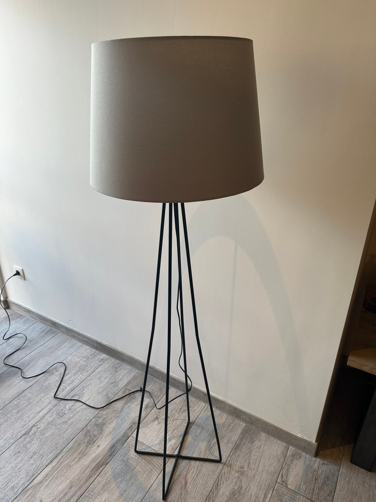 Lampadaire trépied noir élégant avec abat-jour taupe, Enlèvement, Comme neuf