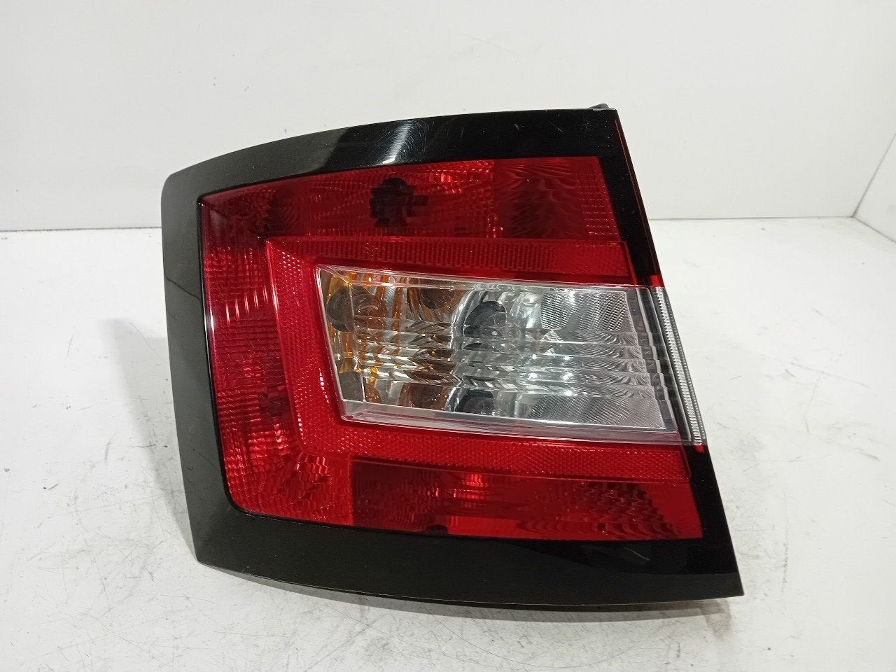 Achterlicht links buiten Skoda Fabia, Onderdelen@venauto.nl, Van der Ven Autorecycling B.V., Ettenseweg 76, 4706 PB Roosendaal, The Netherlands