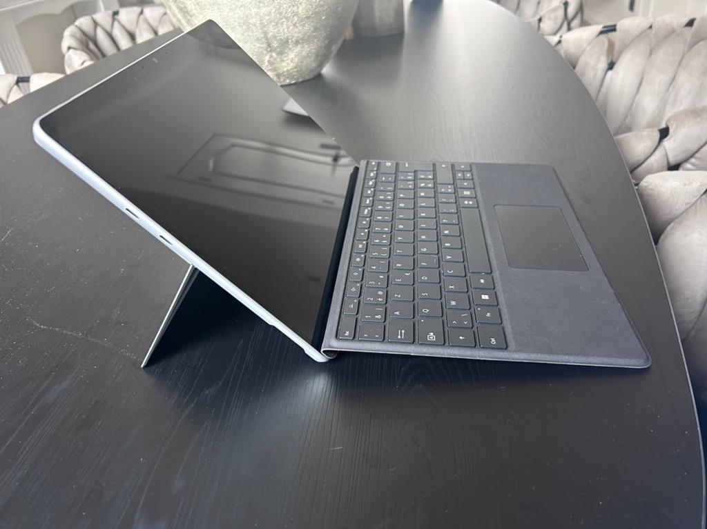 Microsoft Surface 9, Computers en Software, Windows Laptops, Ophalen, Zo goed als nieuw, Azerty