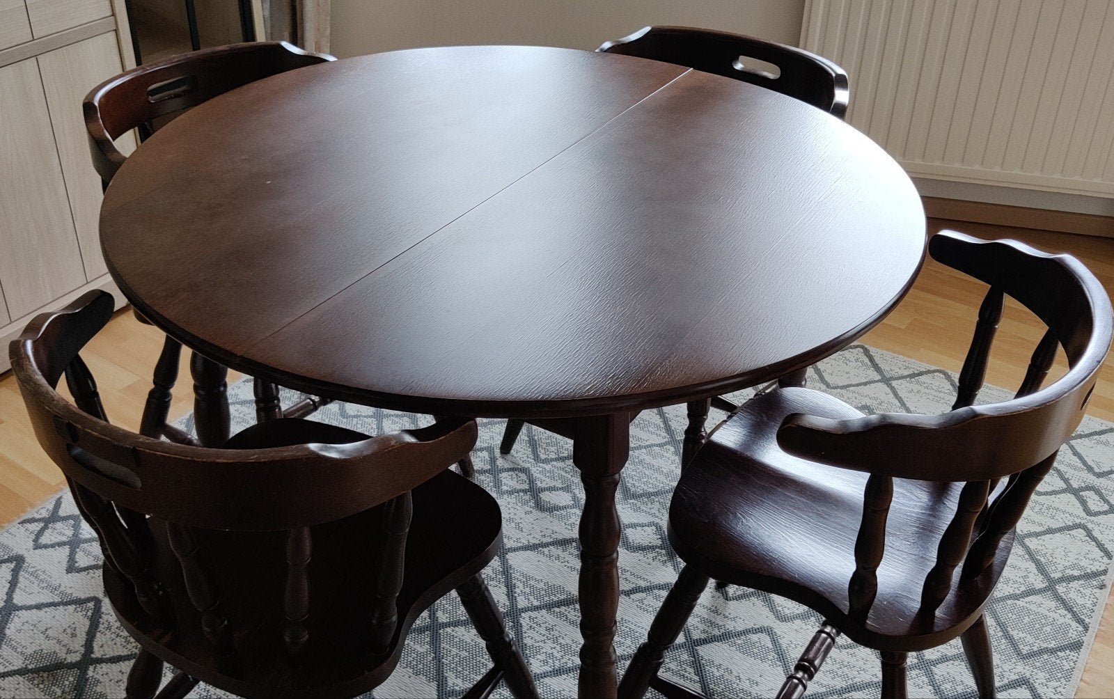 Table ronde de style Bonanza avec quatre chaises assorties., Enlèvement, Utilisé, Bonanza