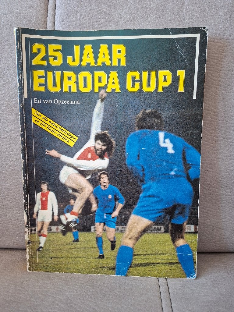 25 jaar europacup 1 boek., Verzamelen, Sportartikelen en Voetbal, Ophalen