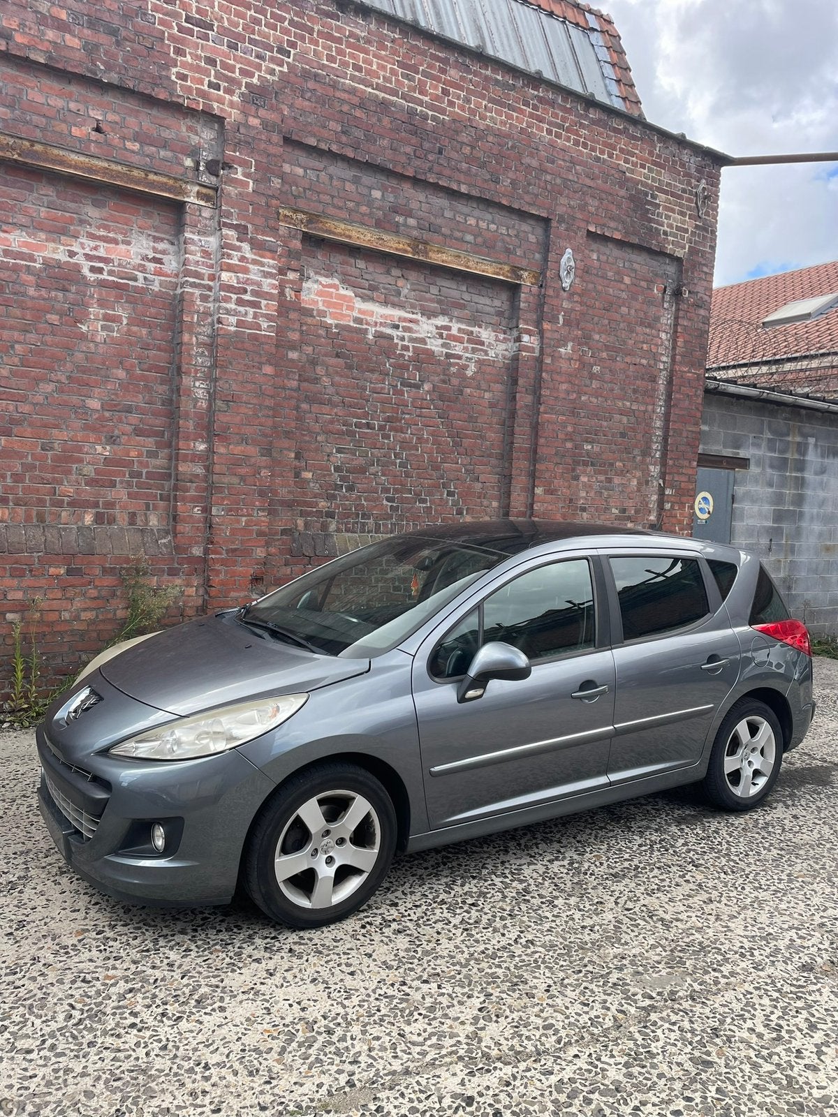 Peugeot 207 SW 1.6 hdi 92 ( pas pour la France ), Auto's, Peugeot, Particulier, Onderhoudsboekje, Te koop, Handgeschakeld