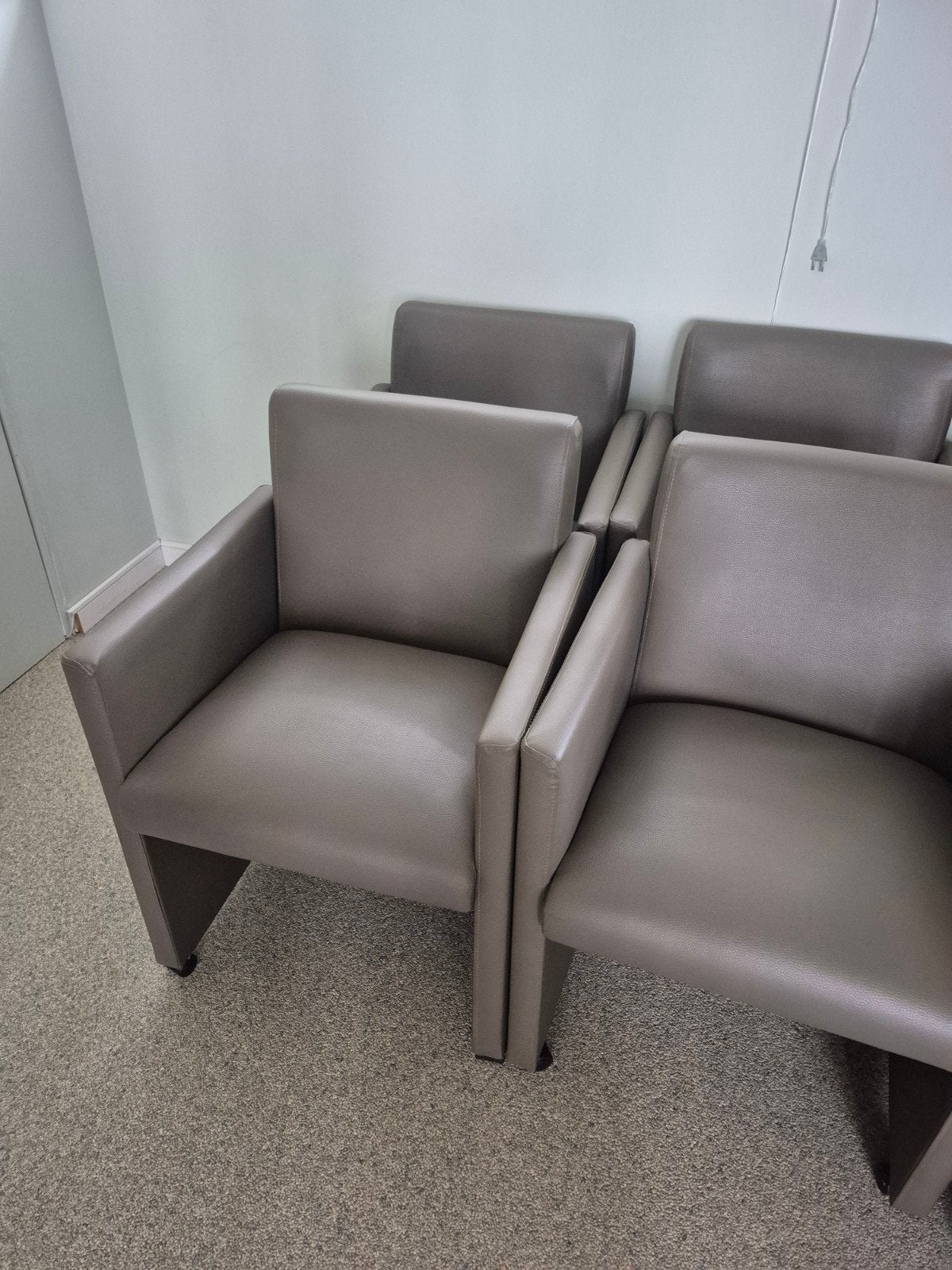 Eetkamerstoelen als nieuw, Huis en Inrichting, Ophalen, Kunststof, Bruin, Zo goed als nieuw