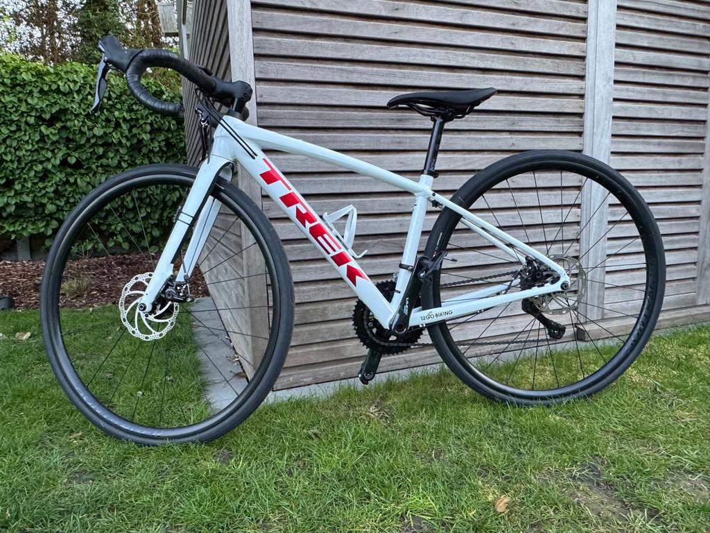 Trek domane AL3 crystal white/matte trek black 44cm, Fietsen en Brommers, Ophalen, Zo goed als nieuw, Aluminium