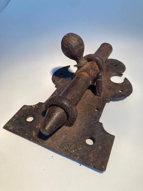 Antieke grendel hand gesmeed, Ophalen